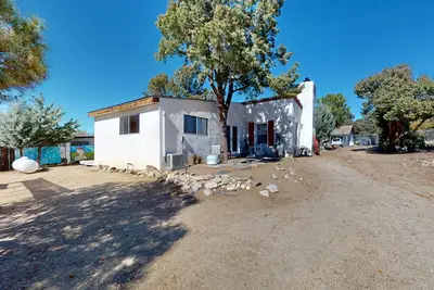 Image de Cozy home with picturesque views of the mountains, a fireplace, and internet