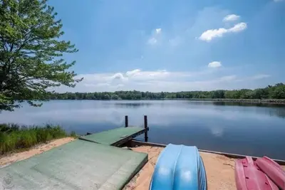 Image de 5-Bedroom Lakefront, private beach wifi Ac boat & kayaks near ski, casino