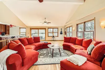 Image de Massive 4br, 4-level 3, 300 sq ft House, WiFi + Pool Table