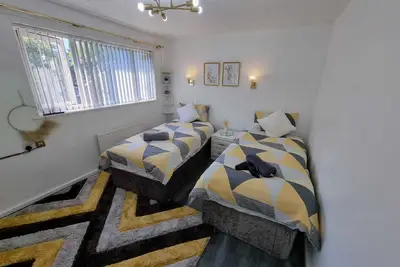 Image de Homely space - walking distance to city centre w/ free parking & Netflix