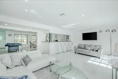 Image de Spacious 3-bedroom House On The Water View Canal, At Oakland Park with Ac, WiFi