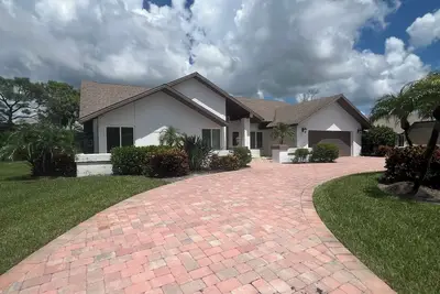 Image de Stunning home in Spanish Wells with the biggest pool on the block!