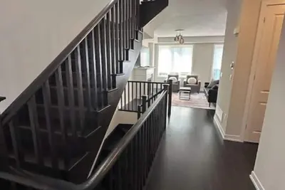 Image de Executive Townhouse on a Ravine\n\n