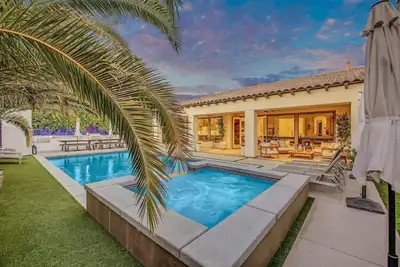 Image de Hot Tub Nights, Poolside Days & Firepit Talks! 5br