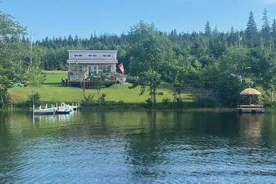 Image de Lake side cottage with hottub, indoor and outdoor fireplace. Cozy  quiet space.