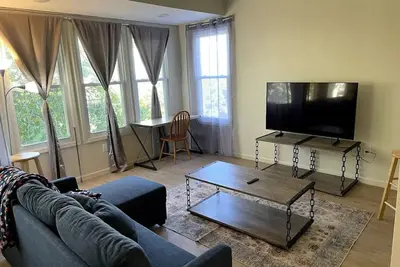 Image de Bright, sunny 3-bedroom apt! \n\n