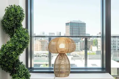 Luxury Apartment w King Bed, Shared Pool & Rooftop