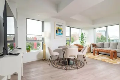 Image de Central Space 2 Br Condo to Balance Life, Work Play! 7 Sleeps