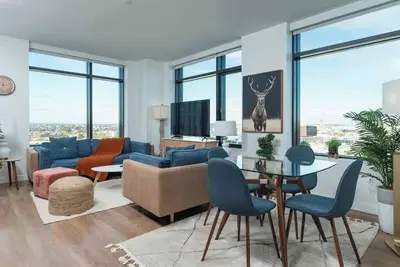 Image de City Skyline w King Bed, Pool Gym Wi-Fi & Parking