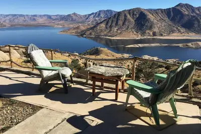 Image de Cozy 2-bedroom cabin with spectacular endless view of lake Isabella. Hot tub.