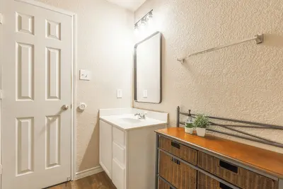 Image de Spacious 4-bedroom near Joe Pool Lake/At&T/sixflags/ Globe Life Field