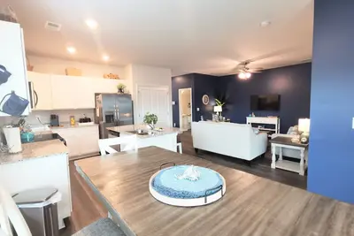 Image de 3 bedroom spacious townhome, 2 Living Rooms, Pet Friendly, Cook's Kitchen,
