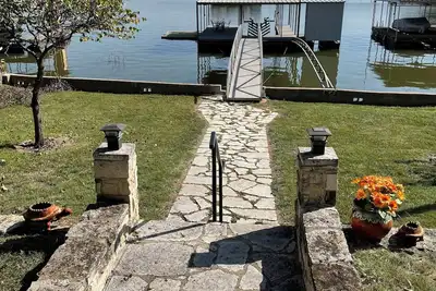 Image de 2 bedroom 2 bath with lake front view