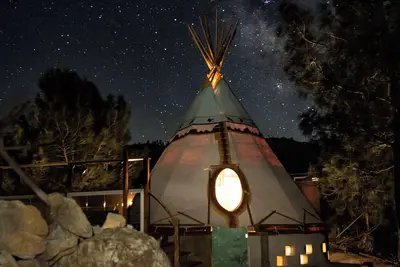 Image de 24ft. Teepee glamping at its finest. High lake view