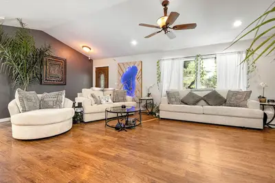 Image de Spacious 3-bedroom house w/ Ac, WiFi, Sauna, Fenced Yard, Billiards, & Theater
