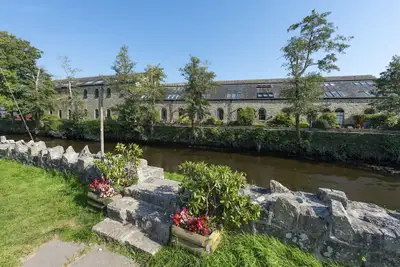 Peacefully settled beside the trickling River Fowey, this split-level apartment sits within a beauti