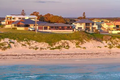 Image de The Bay House, Beachfront Ocean Views- right on one of Perths best Beaches.