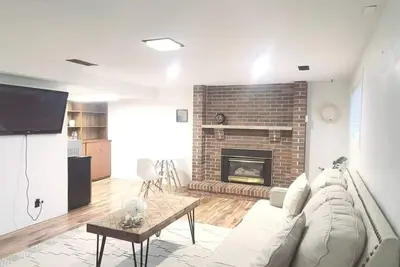 Image de Cozy 1 Bed Basement Studio Apt 10 min to downtown and riverside