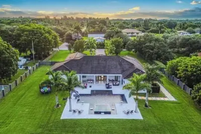 Image de Modern Paradise In Upscale Ranch Area
