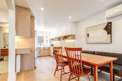 Image de Roncesvalles Luxury Treehouse, Plenty of Light, New Reno Spa Bath, High End