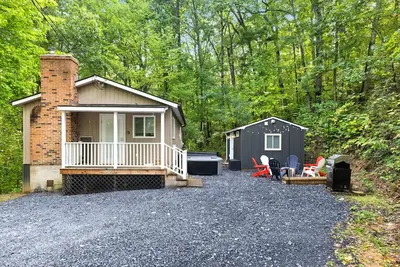 Image de 2 Modern Cabins: Hot Tub, Fire Pit, Grill, & Wifi!