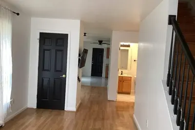Image de Serene 3-bedroom duplex in Bridgeport updated floors new appliance
