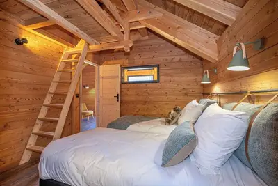 Image de Chalet des Marches bois et pierre avec bain Nordique