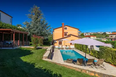 Image de Holiday house with pool, garden, trampoline and a volleyball court