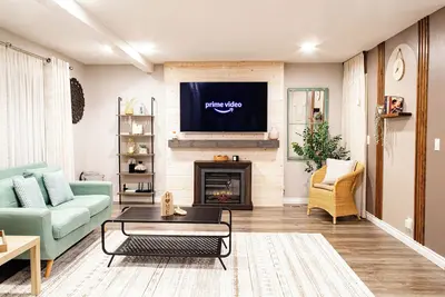 Image de Charming Retreat: King Bed, Full Kitchen & Spacious Backyard. Perfect Location!