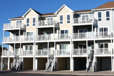 Image de New Listing 2025! Pet Friendly! Exceptional Bay front multi-level vacation villa boasts breathtaking water views from any of the 6 private decks!
