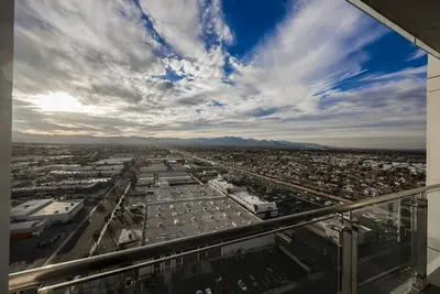 Image de Svs: Sunset View Studio | Open Balcony | Pool & Gym Access | Palms Place