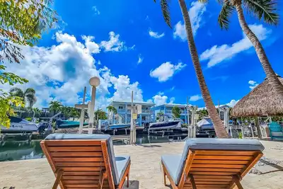 Image de Gorgeous, pool canal front home!