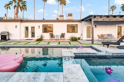 Image de Palm Oasis by LuxeKey | Pool & Spa in Scottsdale w/ Camelback Mountain View