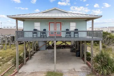 Image de Semi Oceanfront, Steps to Beach, Cozy Cottage