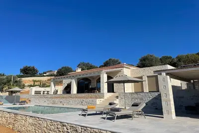 Villa Chalarosi, villa en pierre avec vue panoramique et piscine chauffée