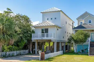 Image de New to Market! Walking Distance to Shops & Restaurants!