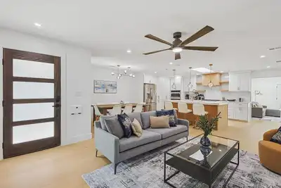 Image de 3-Bd/3-Ba Bungalow ft. Backyard w/ Deck & Firepit