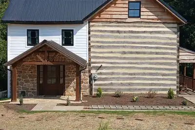Image de Cozy 2-bedroom cabin in charming Fawn Grove with Ac, Wifi & walking trail.