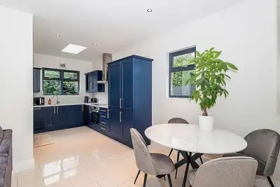 Image de Family-friendly house with 3 bedrooms, driveway and garden!