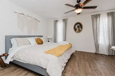 Image de Spacious double family townhome in Red Deer. 5 minutes walk from Bmx park