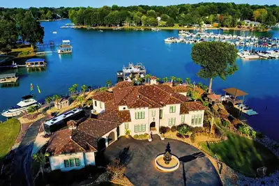 Image de Spacious Lakefront Home with private pool, huge dock and amazing amenities!