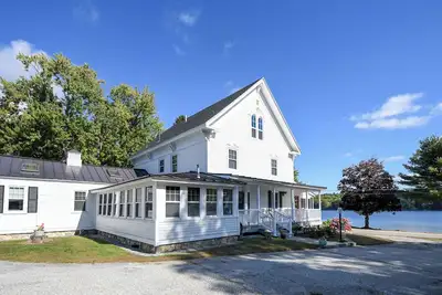 Image de **Now On Special** Exquisite Art-Filled Estate on Pleasant Lake