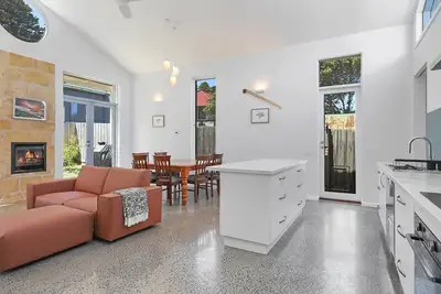 Image de The Sunshine House - Nestled in the heart of the city.