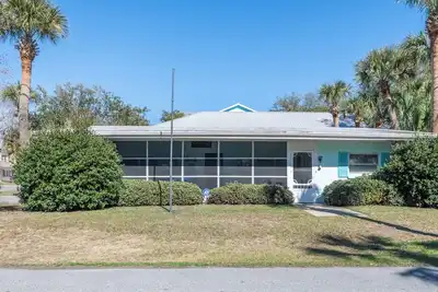 Image de Pet Friendly, porch and short walk to beach