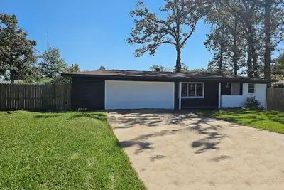 Image de Charming 3-bedroom, 2 bath house, Wifi, outdoor space, grills, washer and dryer
