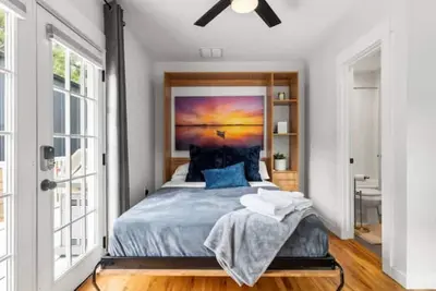 Image de Walkable Mcm 2Bedroom House - Perfect Location!