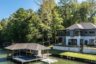 Image de Lakeshore Oasis on Lake Martin, Lakeshore Oasis- Luxurious 5Br, Lakefront Home, Sleeps 14