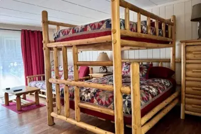 Image de Studio pet friendly condo free pool pass Bellaire Shanty Creek Summit Village