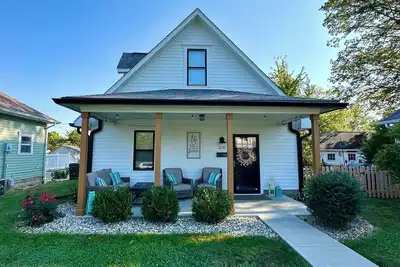 Image de Hot Tub: 3 bed 1. 5 bath - Step Free Entry- Sleeps 6-New Remodel-Comfy Furniture