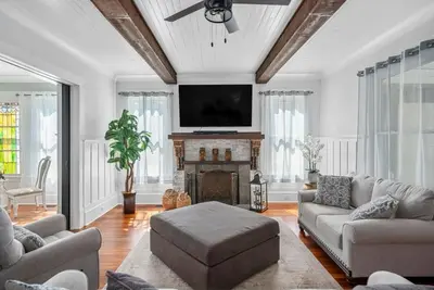 Image de Charming 4-bedroom updated farmhouse with Ac and WiFi on 11 Acres